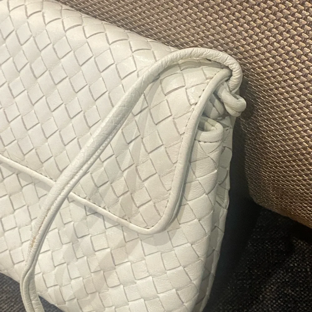 White genuine leather Ashneil crossbody or shoulder bag - Picture 3 of 13